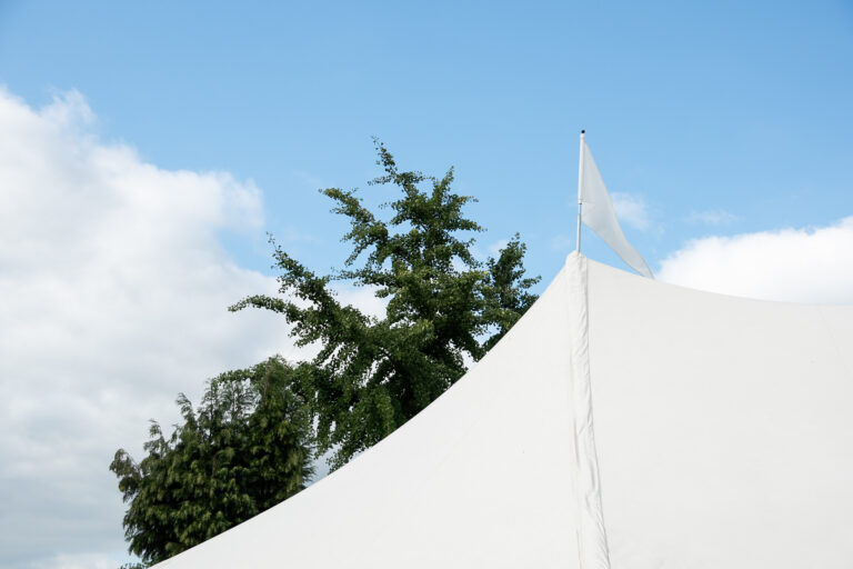 sailcloth met wapperende vlaggetjes