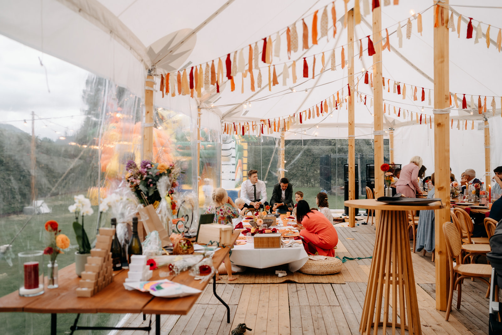 Sailcloth met stijlvolle inkleding voor een huwelijksfeest in bordeaux tinten