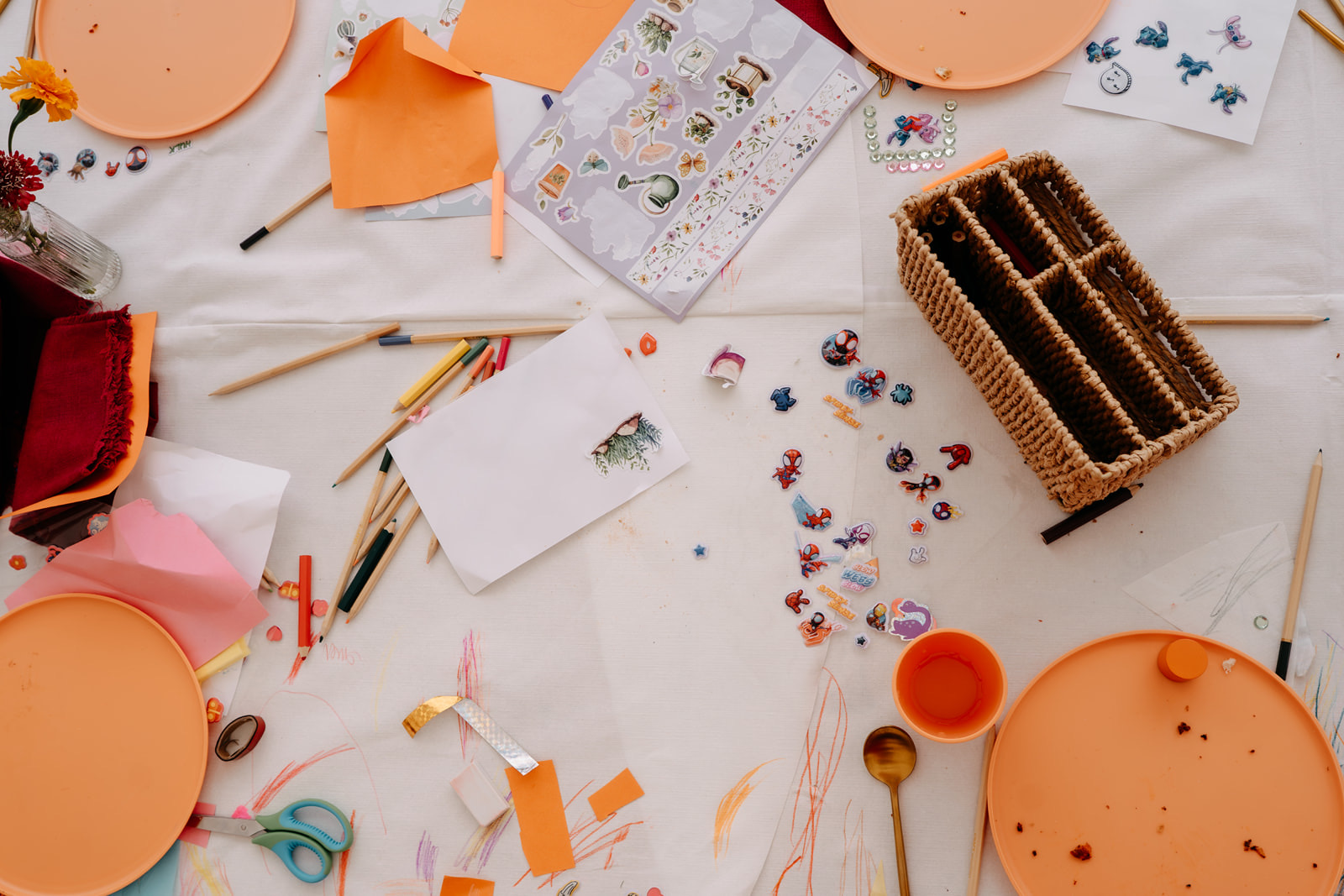 Kindertafel voor een tuinfeest