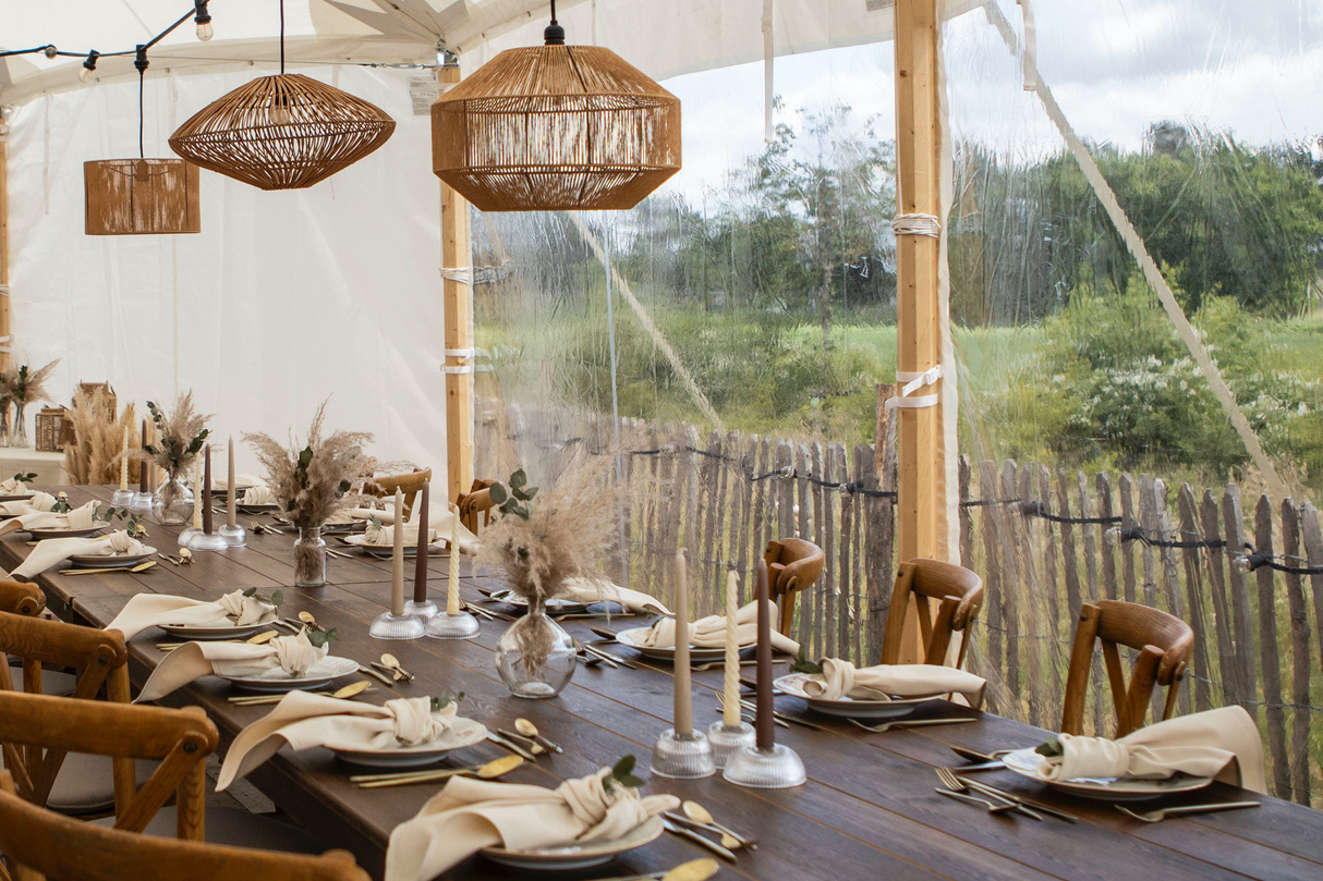 Rotan lusters boven tafel in sailclothtent