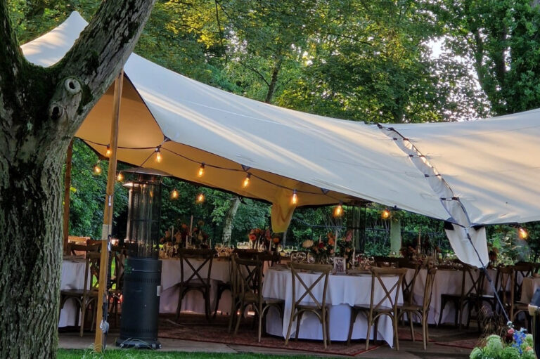 Stretchtent voor een stijlvol feest met verlichting en ronde tafels