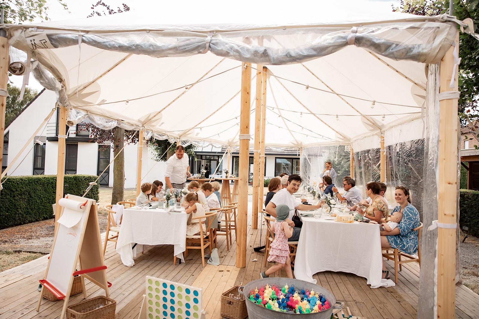Doopfeest in een tuin met een mooie tent