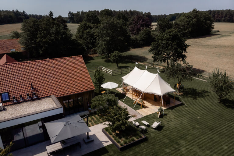 Kameel op sletsen, sailclothtent met aankleding dronebeeld