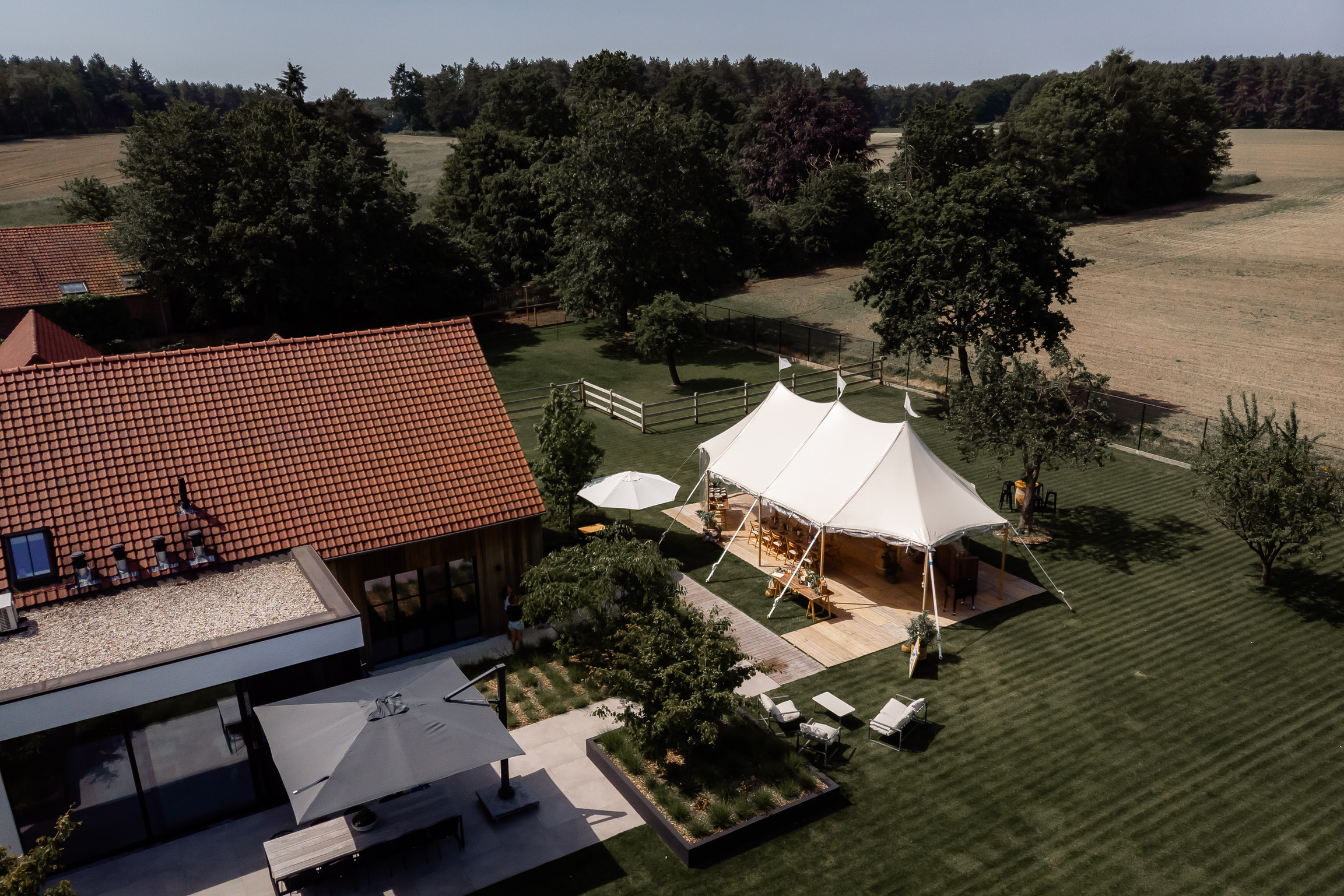 Kameel op sletsen, sailclothtent met aankleding dronebeeld