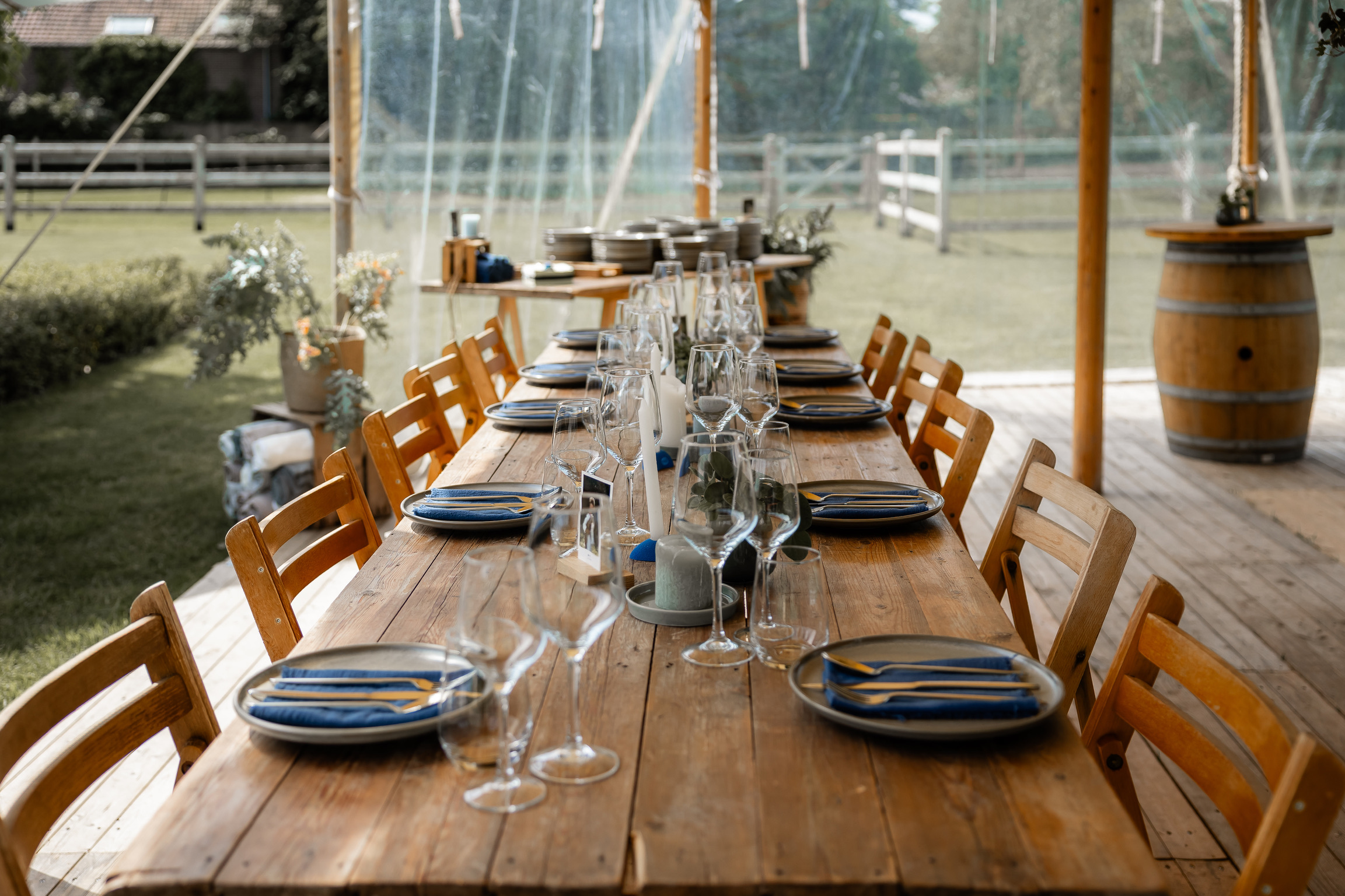 Lentefeest Mil in een aangeklede tent met natuurlijke en blauwe tinten