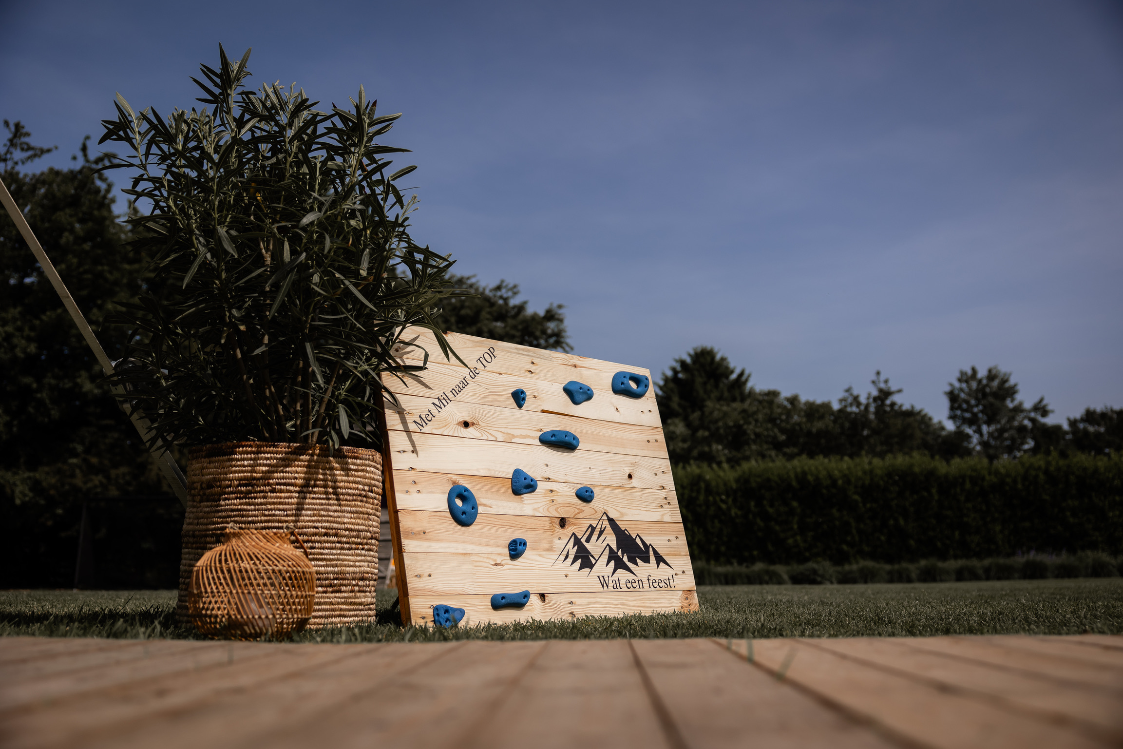 Lentefeest Mil in een aangeklede tent met natuurlijke en blauwe tinten