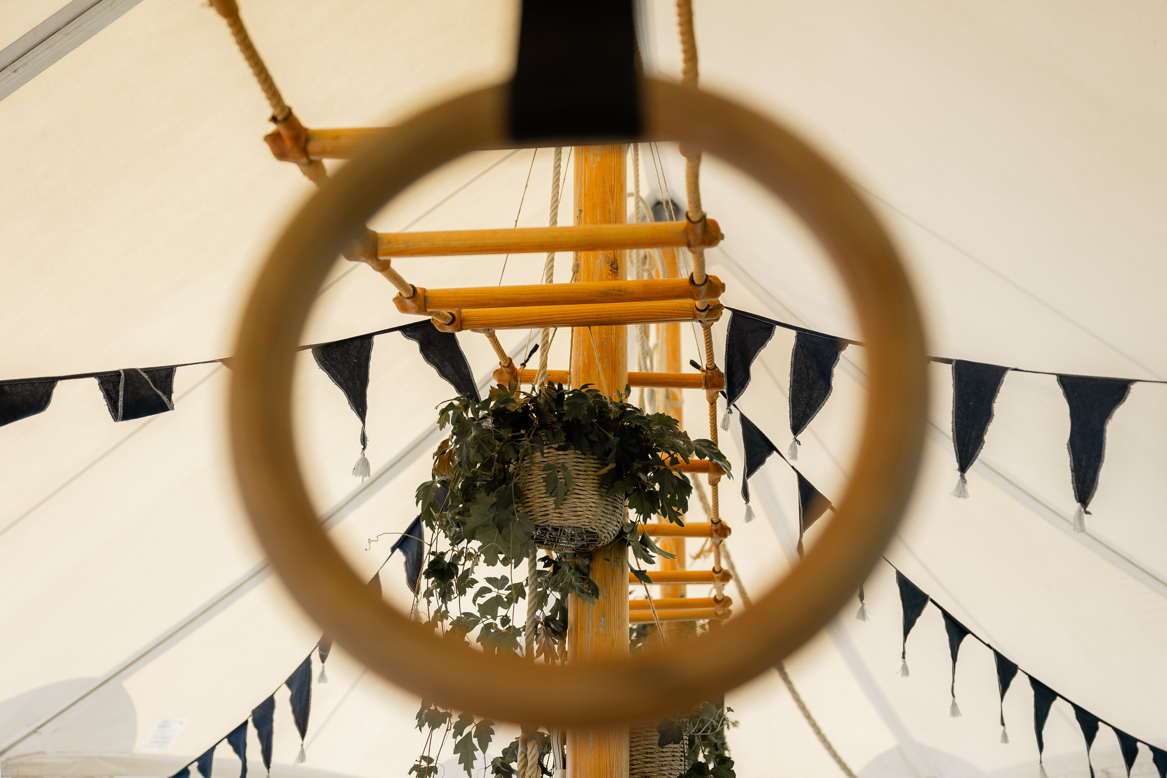 Lentefeest Mil in een aangeklede tent met natuurlijke en blauwe tinten