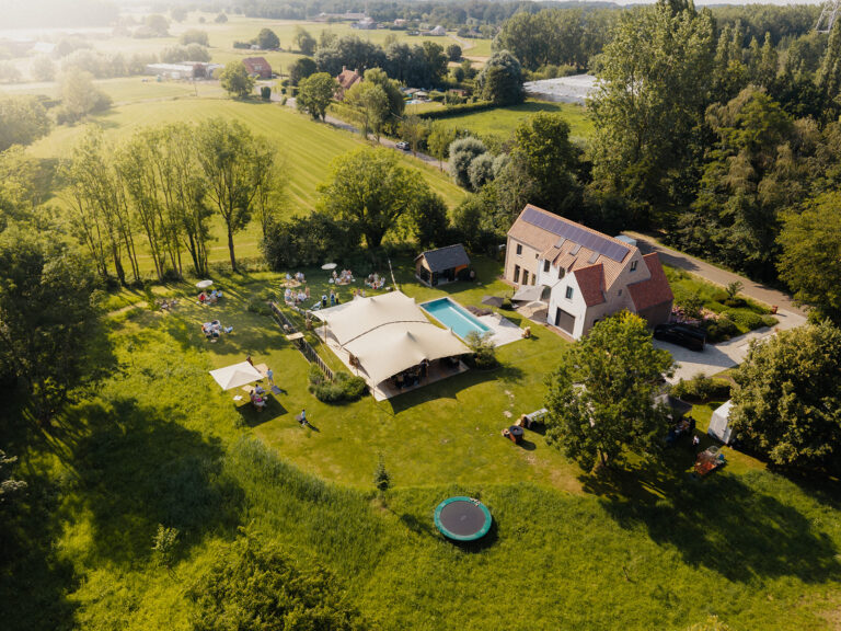 Luchtfoto van stretchtent met zwembad voor trouwfeest