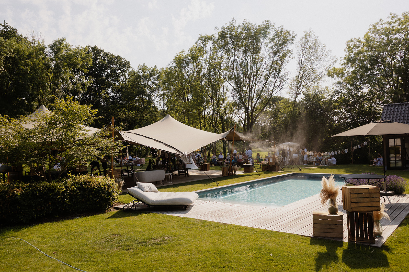 Een stretchtent voor een trouwfeest naast een zwembad