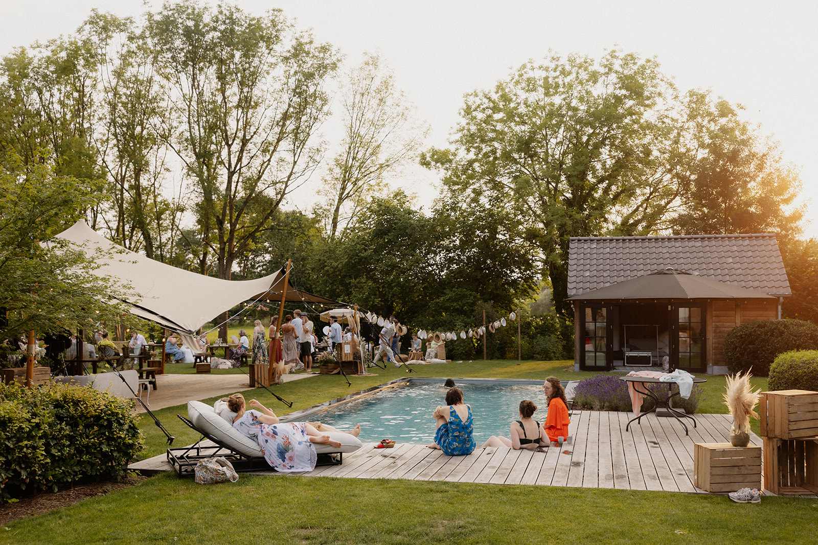 Stretchtent voor een huwelijksfeest in eigen tuin met zwembad