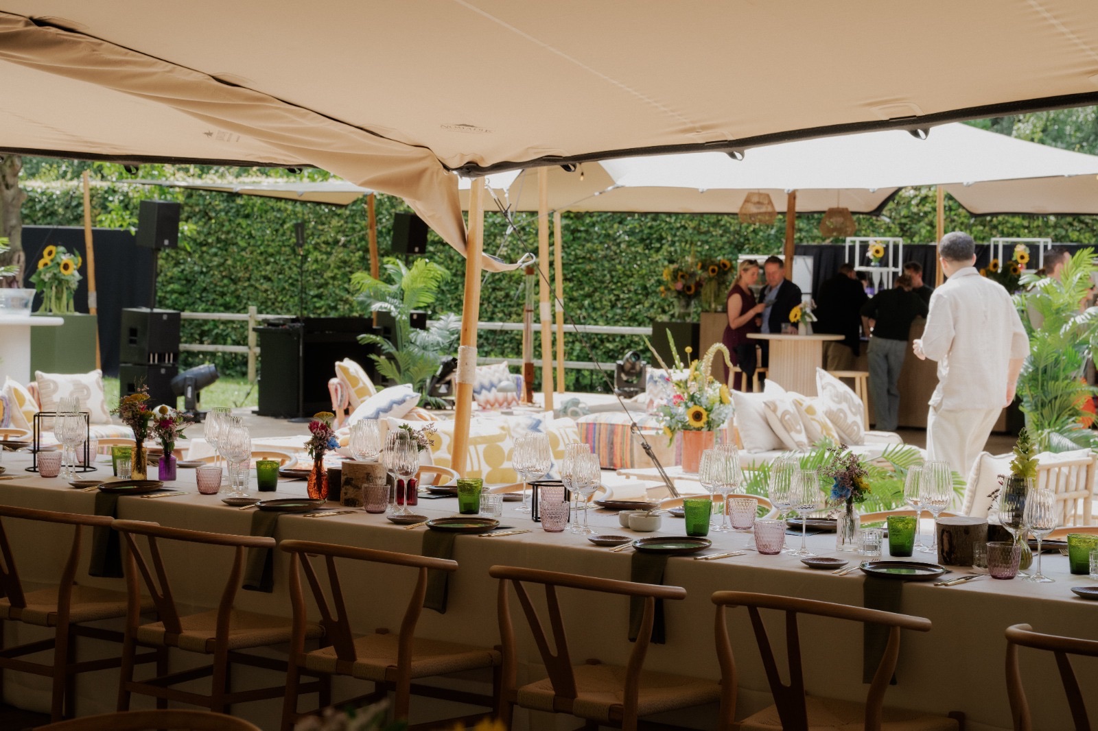 Diner van een huwelijk onder een stretchtent