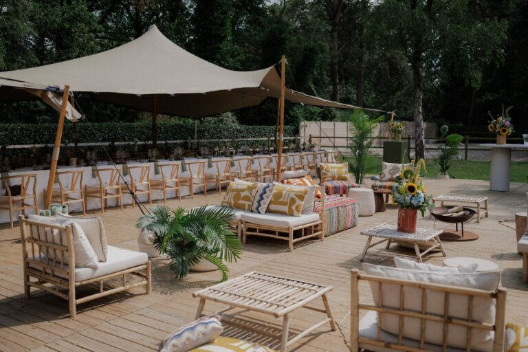 Decor voor een huwelijk onder een stretchtent
