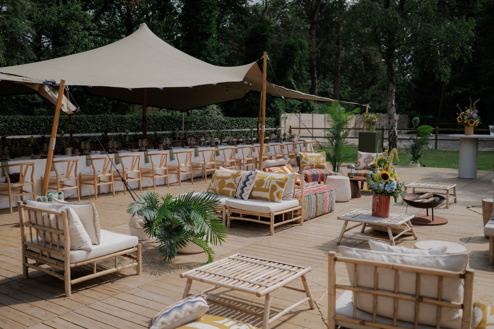 Decor voor een huwelijk onder een stretchtent